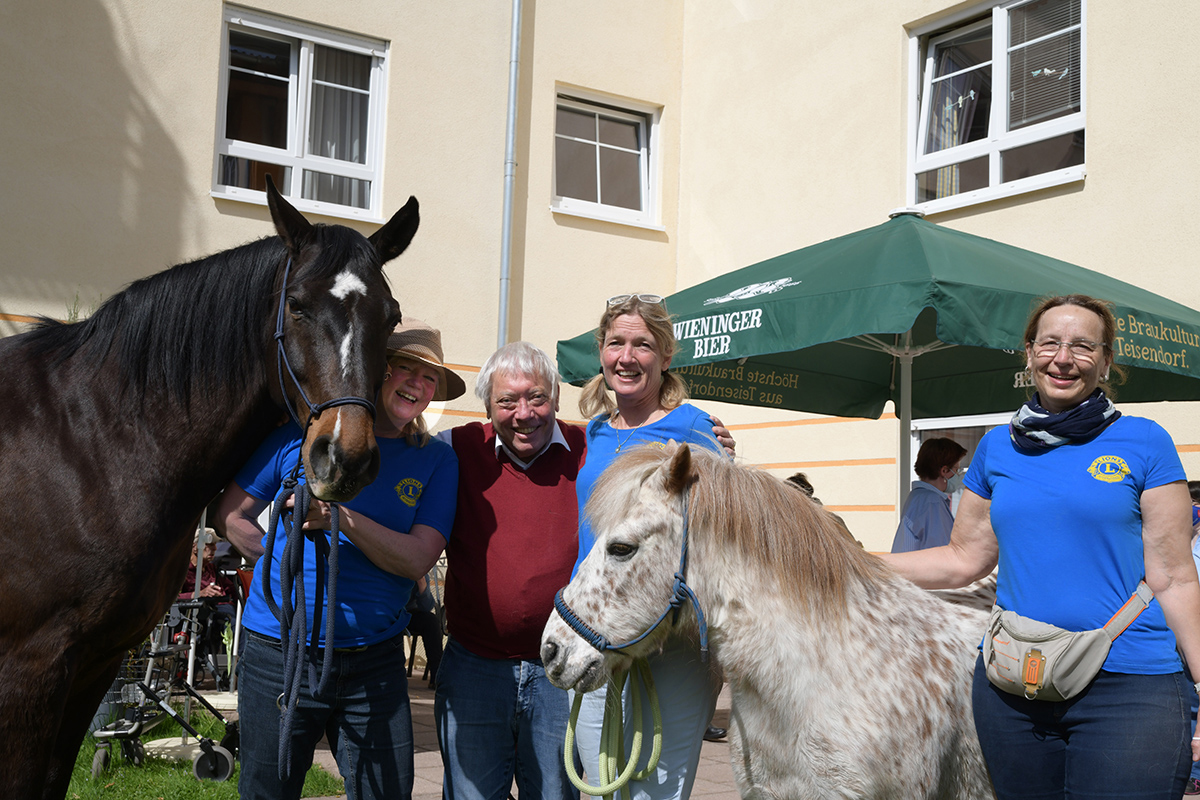 mit Pferden zu Besuch im Seniorenheim